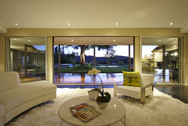 miley-cyrus-la-homeAnother-look-living-room-where-floor--ceiling-windows-open